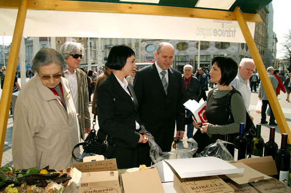2009. 04. 06. - Drzavni tajnik Bačić obišao otočne proizvođače koji svoje proizvode ovaj tjedan nude na Trgu bana Jelacčića